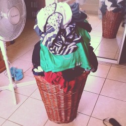 Esto es altamente desmotivante #laundryday #clothes #fashionistaproblems #problemasprimermundistas