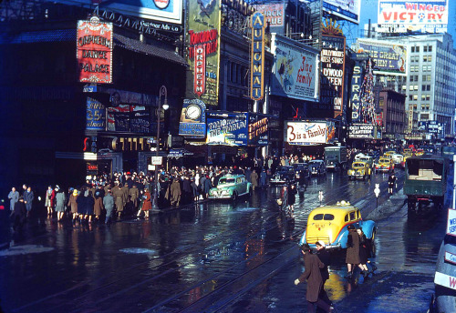 20th-century-man:Broadway at 46th St., New York City, December 1944.