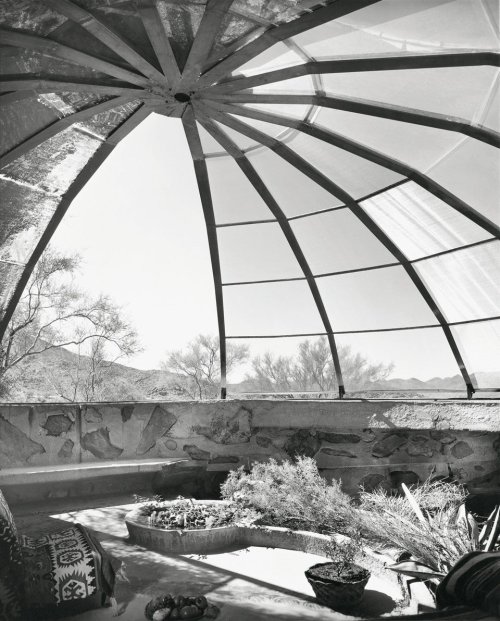 mazzystardust:  Woods Residence (‘The Dome House’) by Soleri & Mills, Cave Creek, Arizona, 1950 ph. Julius Shulman 
