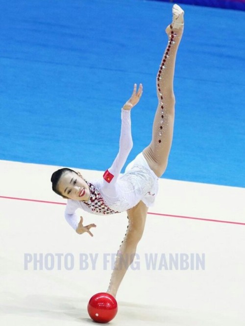 I love this leotard of Zhao Yue (China) *.* Both photos © by Feng Wanbin