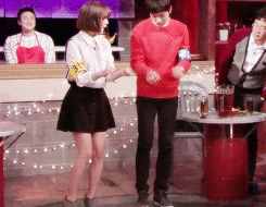 taenggyu:  jimin teaching myungsoo how to dance to “like a cat” o(=^･ω･^=)o