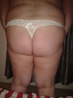 ukmilf1981ukdilf1980:  Late night entry for thong thursday x