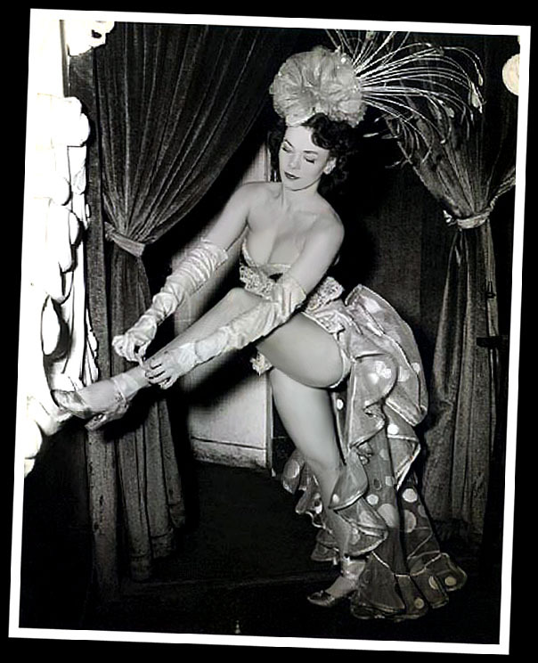 Showgirl at NYC&rsquo;s &lsquo;Latin Quarter&rsquo; nightclub prepares