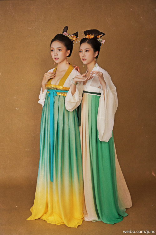 fuckyeahchinesefashion: Traditional Chinese Clothing Hanfu (Ruqun)   Photography by  陳俊Jun