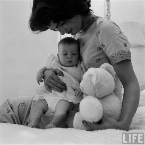 Jacqueline and Caroline Kennedy(Nina Leen. 1958?)