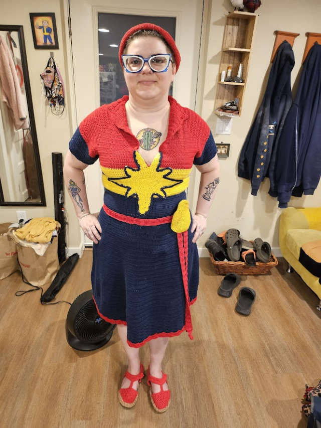 Here it is: the new Captain Marvel cosplay!
The pendant on the belt is a little pouch to hold my calling cards and credit 