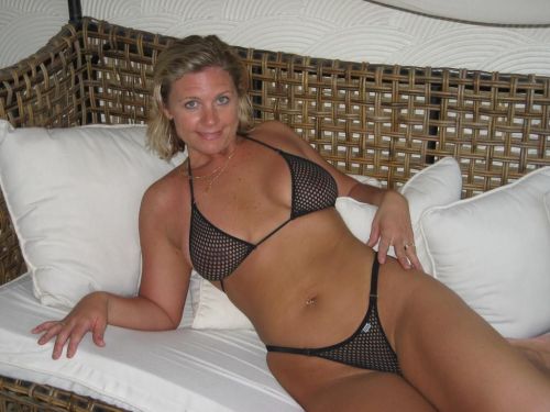 beautifulwives:  See more beautiful women doing the things they like to do at www.beautifulwives.tumblr.com.   Reblog… Follow… Submit photos… Share…