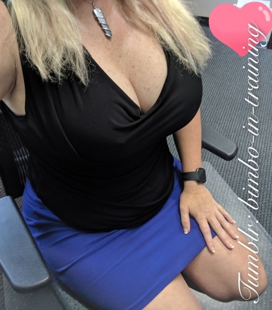 bimbo-in-training:  bimbo-in-training:  It’s Wednesday! Half way through the work week, again! 🐇 Opposite colors from yesterday. Hehe   A favorite 