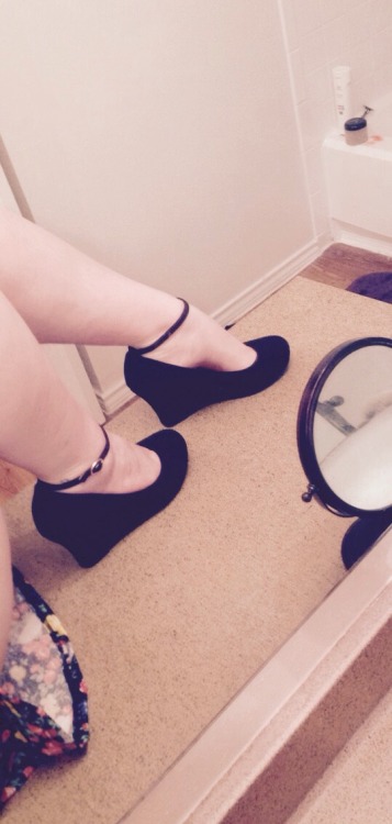 sinninglover:  It’d be super cool if some lovely people help check stuff off my wishlist, and make my day a lot better.   http://www.amazon.com/registry/wishlist/2ACMB43EH6OZ1  Also make sure you leave me your URL If you do so I can thank you (;