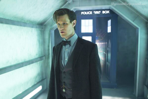 fiftyyearsandstillnotginger:
“ New The Time of the Doctor Stills
[x]
”
Shit, the Sonic is totally useless against the first Cyberman … and it’s probably useless on Cybermen and Daleks by now, so it doesn’t matter.