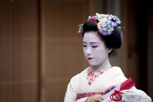 Bellflower kanzashiIn September kanzashi are modeled after the Chinese bellflower. It blooms in late