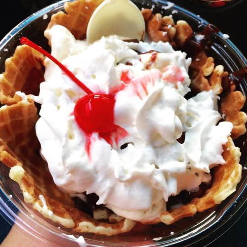 Hot fudge sundae? Yes, please! #dessert #treat #icecream #hotfudgesundae #kilwins #rivermarket #litt