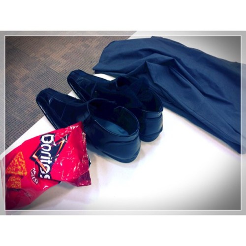 <p>The gig according to @spicherdavid A real road dog travels light. #snacks #shoes #shirt #rockandroll  (at Huntsville Museum of Art)</p>