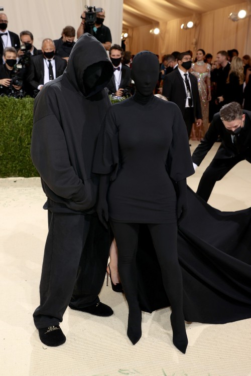 who is that mysterious figure?completely encased in Pearlyhose…could it be Kim K at the Met G