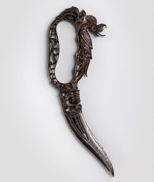 art-of-swords:  Ceremonial Bichwa Dagger Dated: 17th centuryGeography: Thanjavur, Tamil NaduCulture: Indian, ThanjavurMedium: steel, goldDimensions: overall length 8⅛ inches (20.6 cm)This intricately crafted dagger is among the best examples of ornamental