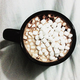 ako-inchaarg:photosetavenue:Hot Chocolate with Marshmallowseverybody loves hot cocoa