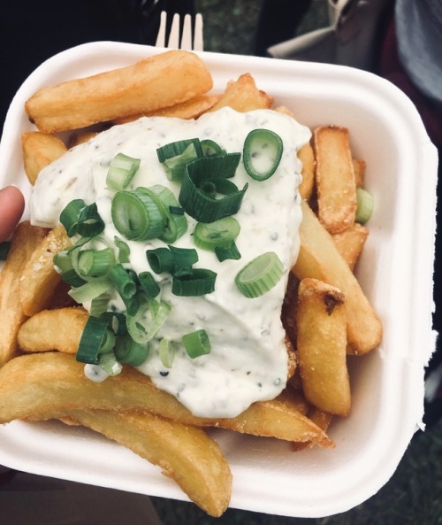 veganhelena:Chunky chips with vegan garlic mayo, garlic salt, and chopped green onion on top. source