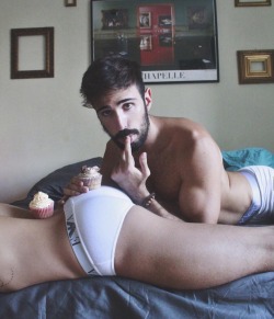 b-o-y-s-boys:  CAKE 