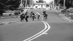 daltonschieb:  It really gets funnier each time i see it, that first guy who gets the speed wobbles fuckin’ smokes the guy behind him with his board haha 