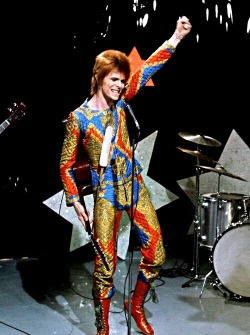 fezgod:  Ziggy Stardust - David Bowie - Performing Starman on Top of the Pops - 1972 