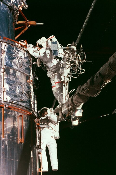 cosmonautoncall:  During STS-82’s Hubble servicing mission, astronauts Lee and