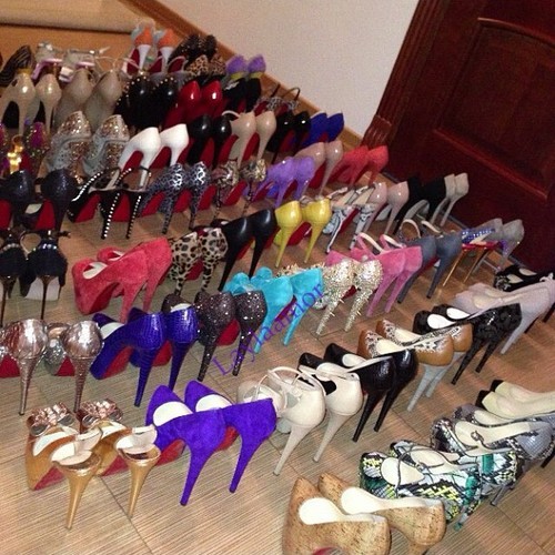 subsissychantelle:  trophyfemales:  sluttybimbogirl:  sluttybimbogirl.tumblr.com  The trophy wife’s shoes  Need 
