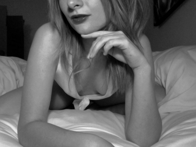 sexyadventurecpl:  Little late night photoshoot 😘 sweet dreams! 2/4