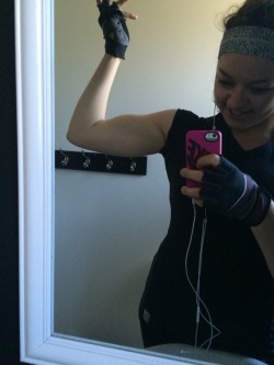 kaitlifts:  uisum-concitandos:  kaitlifts:  These babies curled 25lbs today  Look at dem cannons  Yayayaaa  Dem guns tho