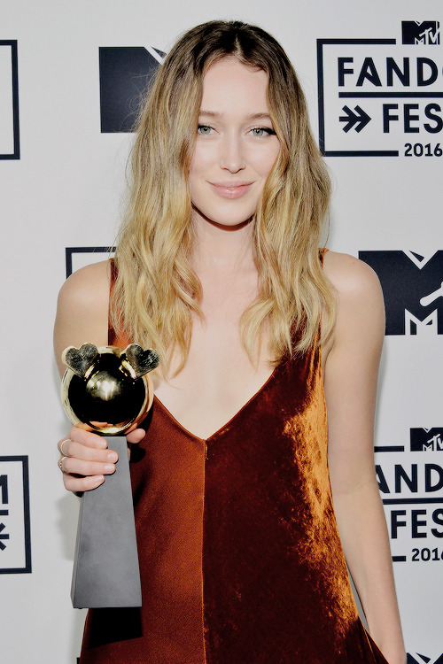 dailyactresses:Comic Con 2016: Alycia Debnam Carey attends the MTV Fandom Awards at the San Diego Co