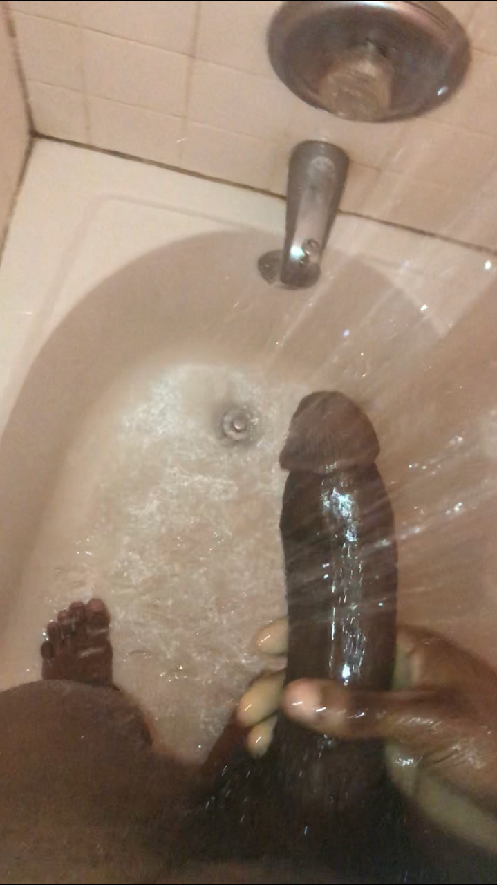 longhungone:  I found a use for my water proof phone lol. ¿Quieres sentir sobre