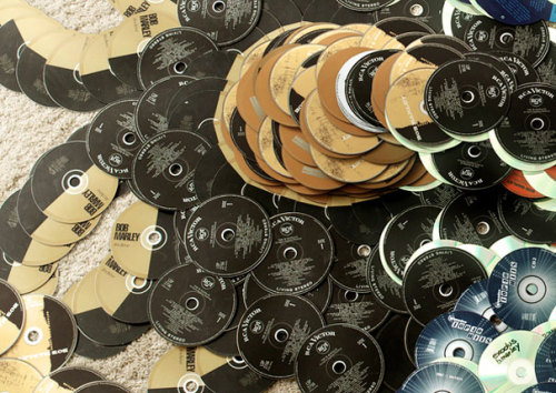 gaksdesigns:  Musician Portraits Made Of Their Own CDs. Artists Mirco Pagano and Moreno De Turco spent more than 200 hours lining up the CDs to achieve a realistic look. What’s incredible is that they used not just some random colorful CDs, but musicians’