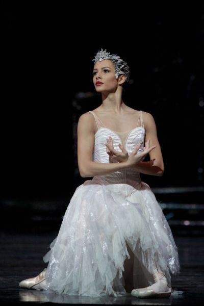 Francesca Hayward as a swan at Swan Lake.  #ballet#classic dance#ballerina#dancer#swan lake#photography #picture of the day  #photo of the day #fabulous#elegance
