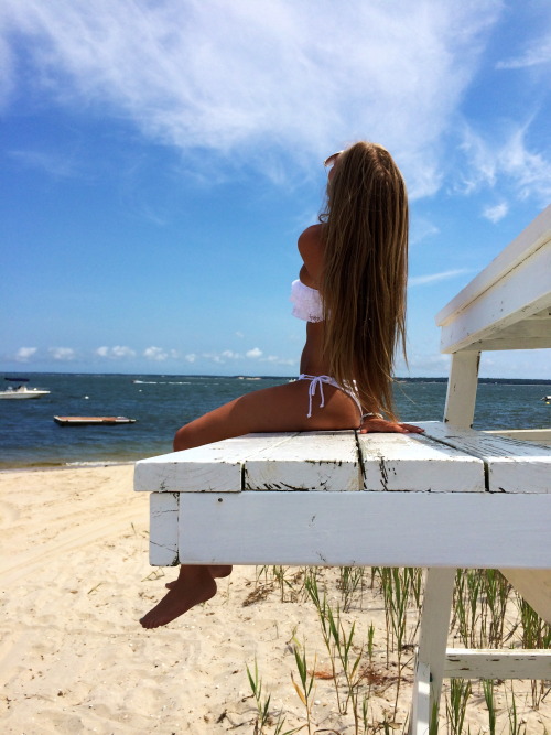 brunette-beach: