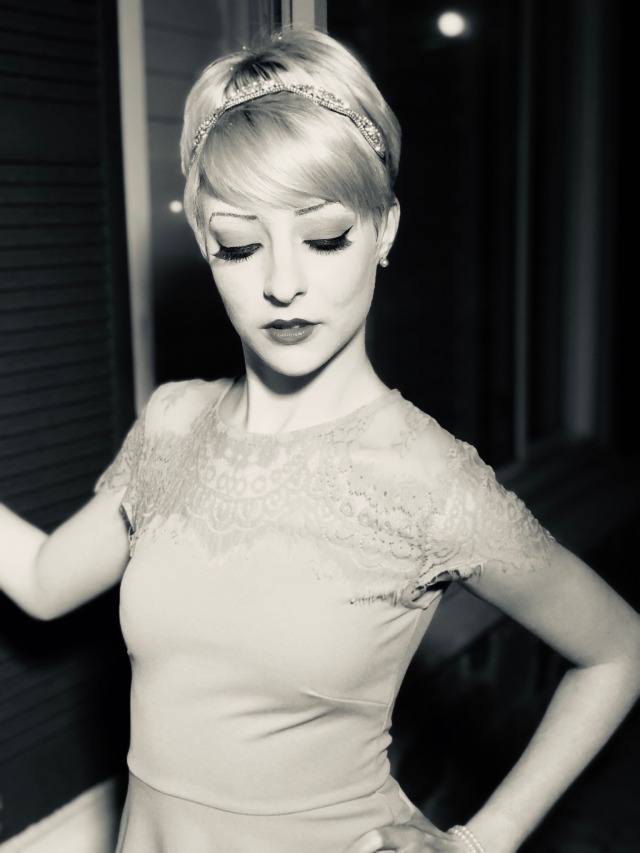 black and white portrait of roaring 20s inspired makeup