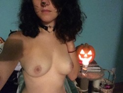 Bi-Sexual-Nerd:  Don’t Worry, This Kitty Only Bites If You Say Please  🖤🎃🌙🐱