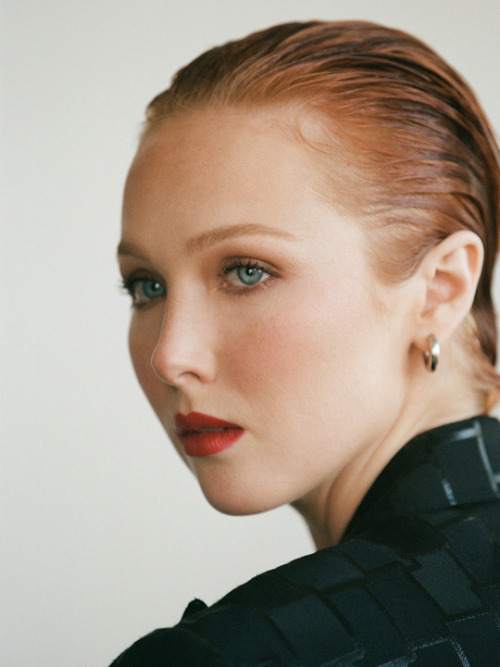 flawlessbeautyqueens:Molly C. Quinn photographed by Claire Leahy for Viewties Magazine (2022)