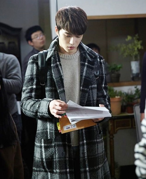 ilovekimjaejoong:Jaejoong Reading SPY Scripts Whenever Wherever ^o^