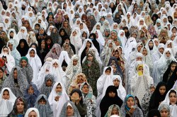 salahmah:  Iranians take part during the Eid-al Fitr prayer ceremony in the city of Chalus, Mazandaran province in northern Iran