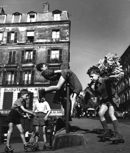 Robert DoisneauLes lilas de Ménilmontant, Paris, 1956