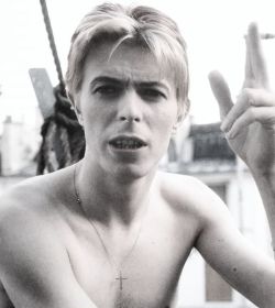 eleniade:  #nudelookbowie #davidbowie #bowie