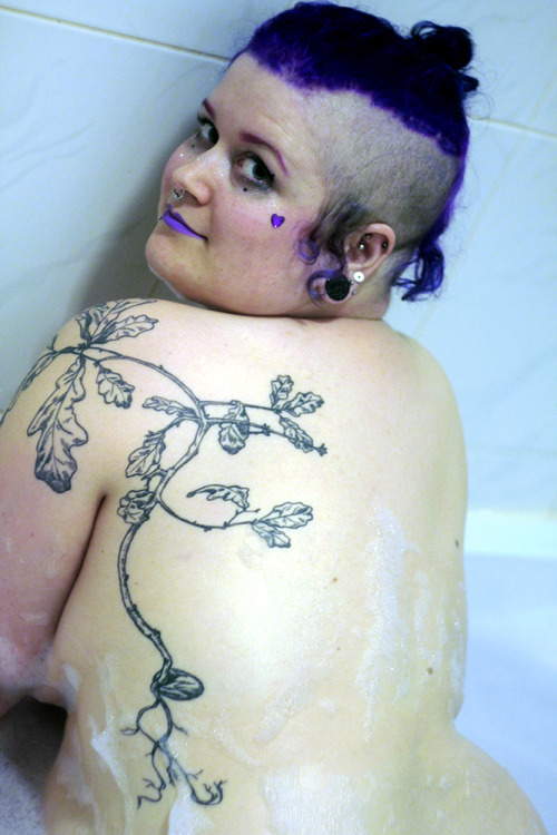 tr-anarchy:dekolonial took pictures of me in the bath :3