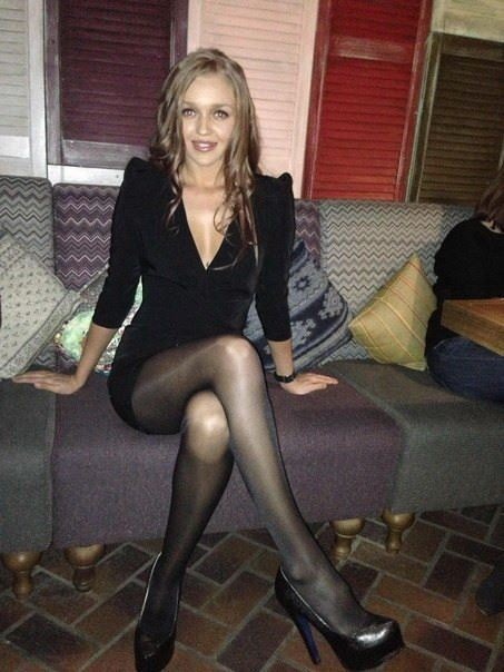 nl-pantyhose:  Amateur in pantyhose  Beautiful!!
