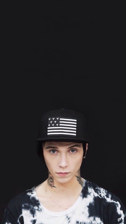 alternativexpez:  Andy Biersack lockscreens