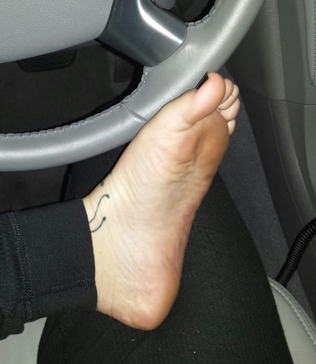myfeet4you:  A little dirty sole searching;) 👣💋👣💋