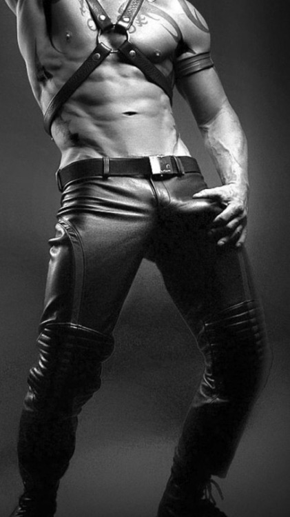 menintojeans: Gotta feel my look in these leather button jeans. Digging the creak. Smell #jeans #de