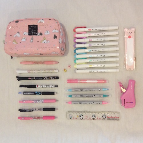 milkychuu:  Things in my pencil case ♡✧( ु•⌄• ) - missing like, 15 other Sarasa Clip pens x’D