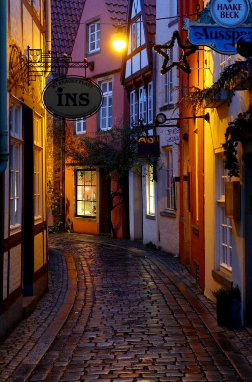 Schnoor quarter by night, Bremen / Germany (by Sven Brandes).