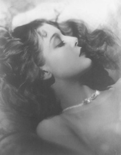 cantgetanygayer:  Loretta Young 