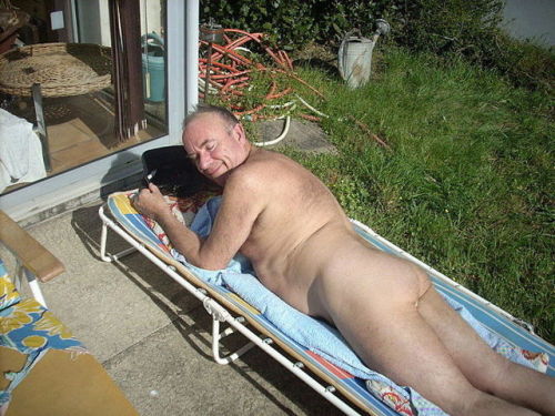 sphincterfeeder: I L O V E Old man asses! So tasy and musky! SMELL THE RAINBOW! SnifffFFF!