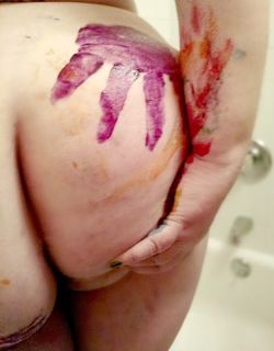 nakednewsgirl:  Finger paints, part 1. 